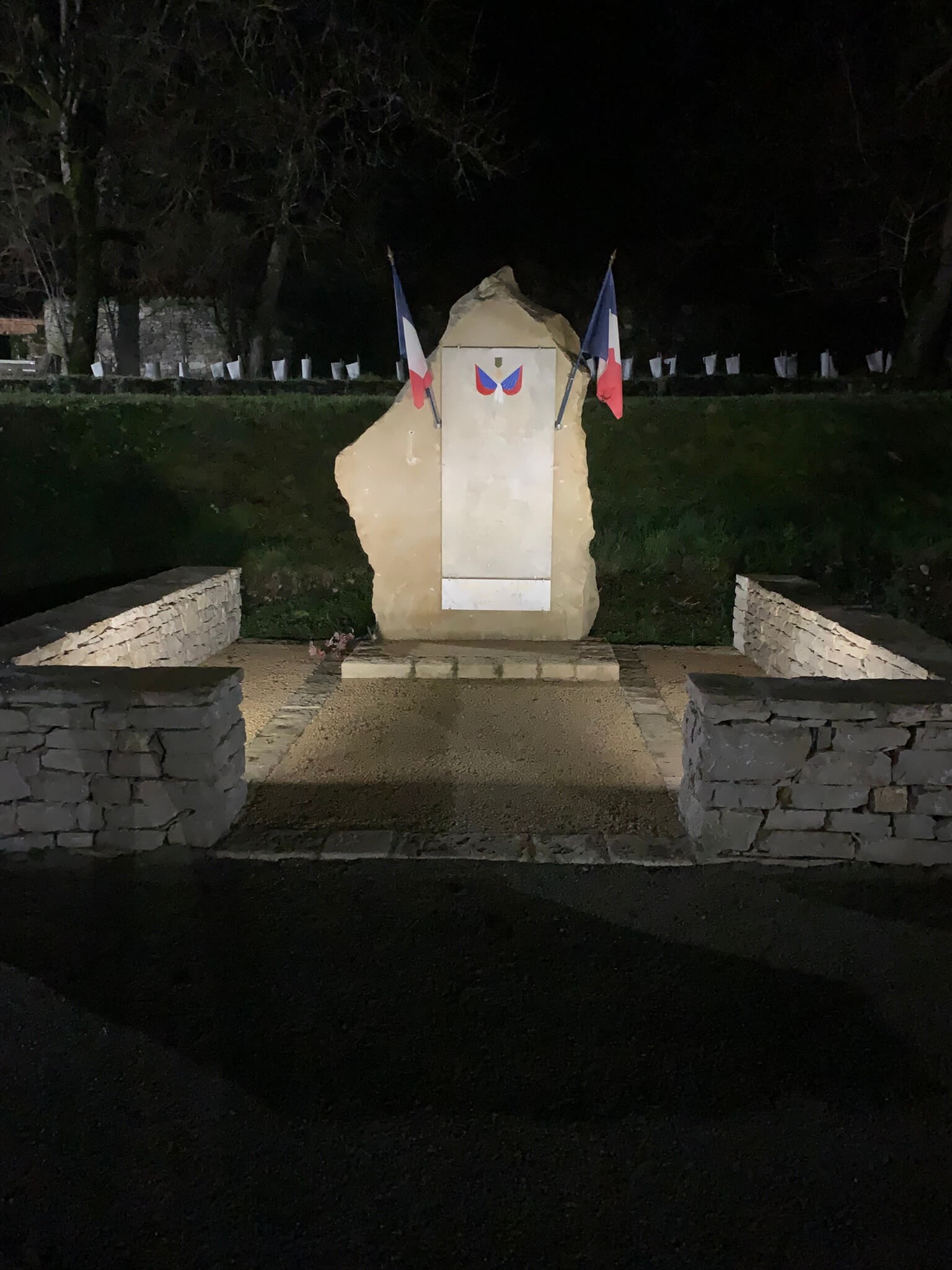 Éclairage solaire sur monument communal
